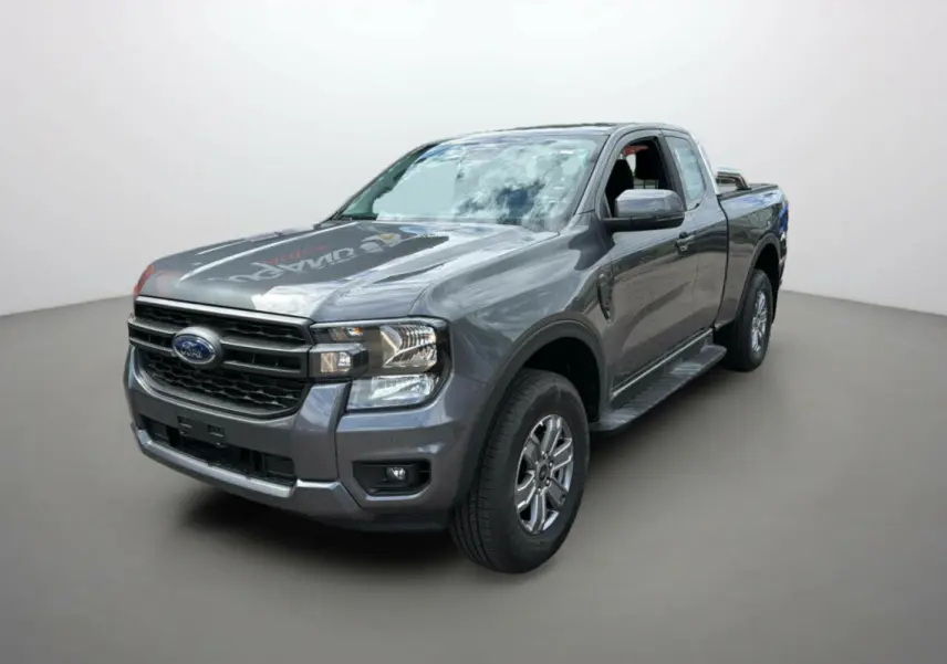 Ford Ranger TDCI 170 BVA XLT gris carbone en 3/4 avant droit avec rideau coulissant sur la benne.