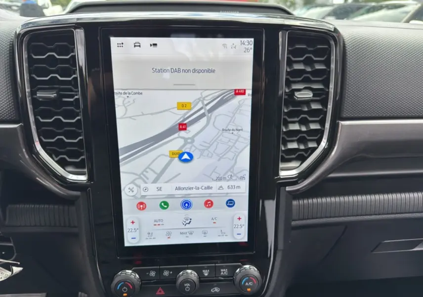Vue rapprochée du tableau de bord du Ford Ranger gris carbone, avec écran tactile vertical affichant la navigation GPS.
