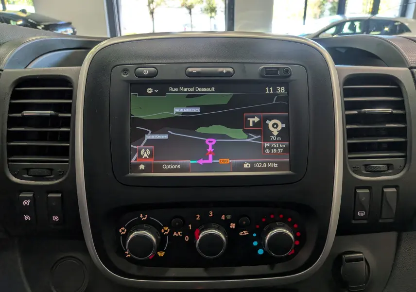 Tableau de bord du Renault Trafic Fourgon 2021 avec écran GPS et commandes de climatisation visibles en gros plan.