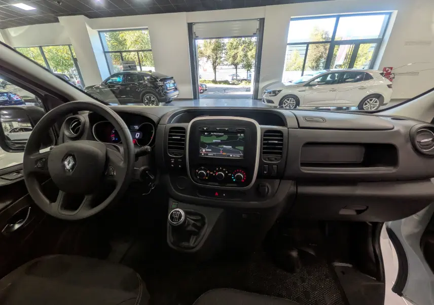 Tableau de bord et volant du Renault Trafic Fourgon blanc, vue intérieure frontale avec écran tactile et boîte manuelle.