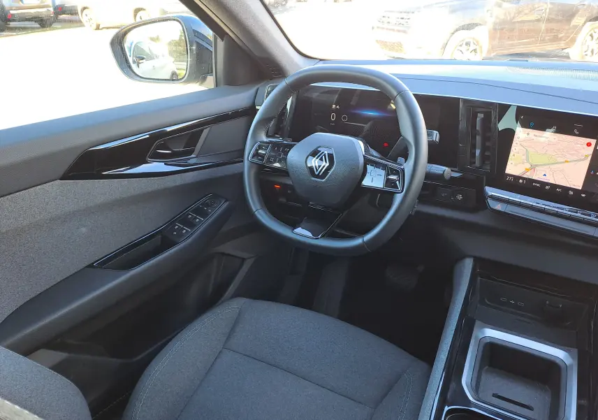 Intérieur du Renault Austral gris schiste, vue côté conducteur sur le volant, tableau de bord digital et écran tactile avec navigation.