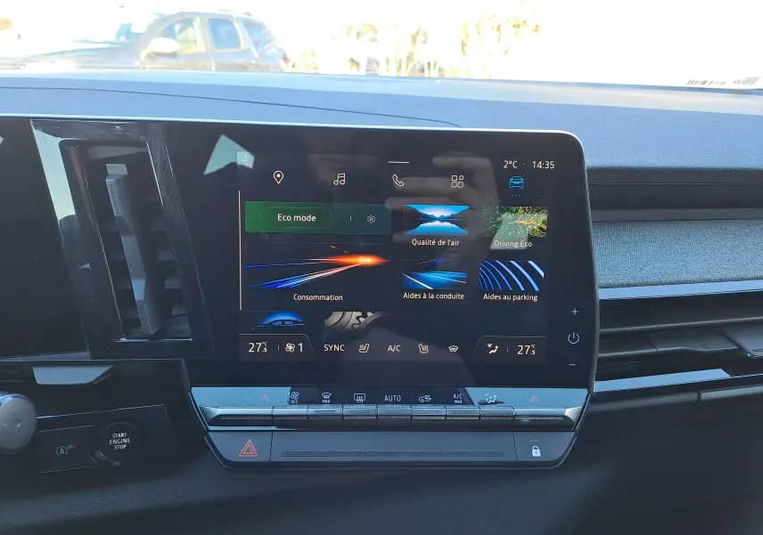 Écran tactile central du Renault Austral gris schiste 2023, affichant les options Eco mode et aides à la conduite.
