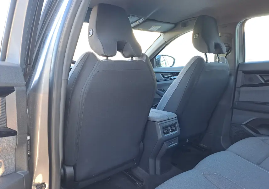 Vue arrière intérieure du Renault Austral gris schiste 2023, montrant les sièges avant et la console centrale avec aérateurs.