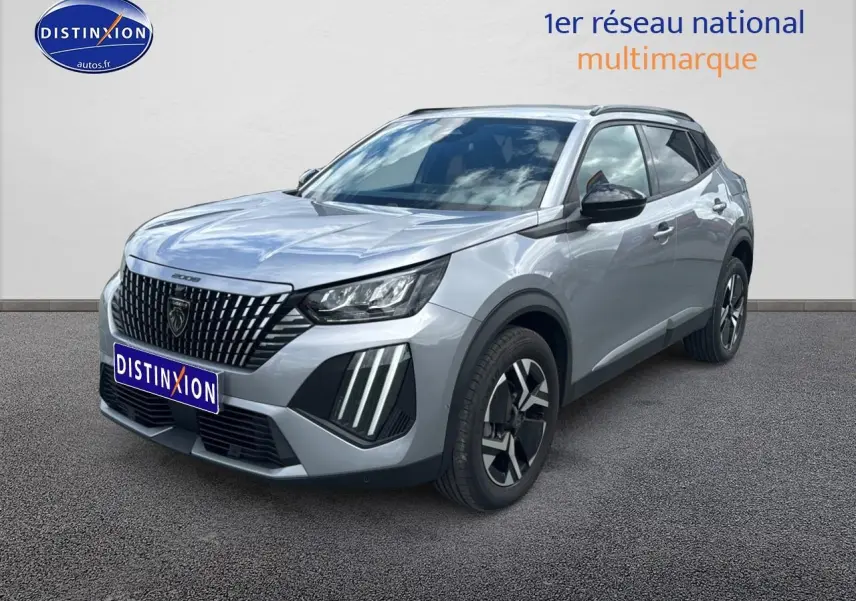 Peugeot 2008 gris artense en 3/4 avant droit avec calandre distinctive et jantes alu bicolores.