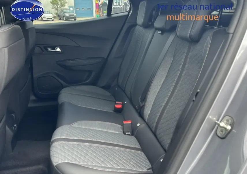 Vue côté droit sur la banquette arrière gris artense avec tissu casual embossé de la Peugeot 2008 2025.