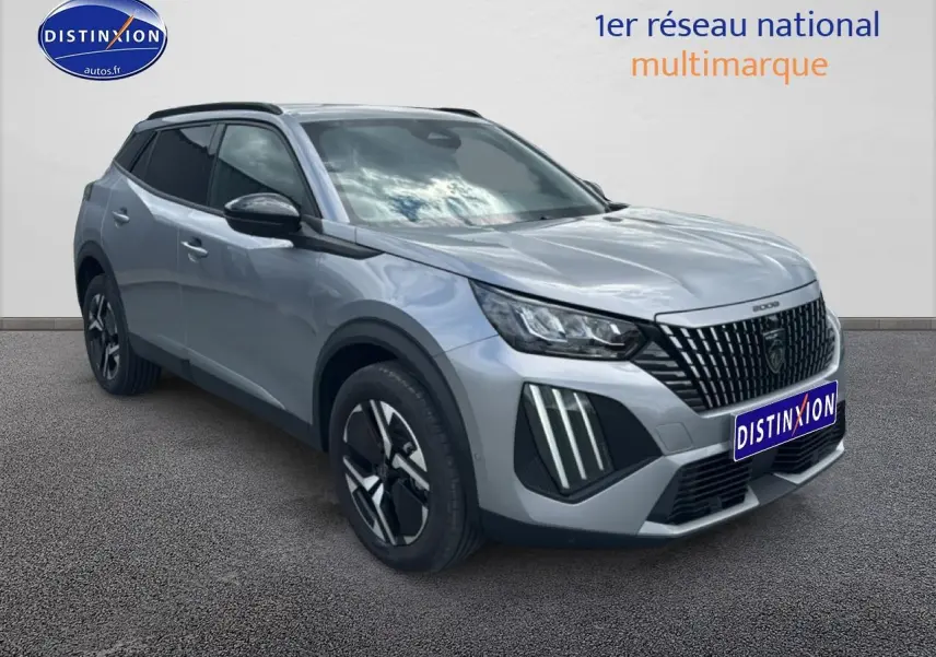 Peugeot 2008 gris artense en 3/4 avant droit, avec calandre verticale et feux LED distinctifs.