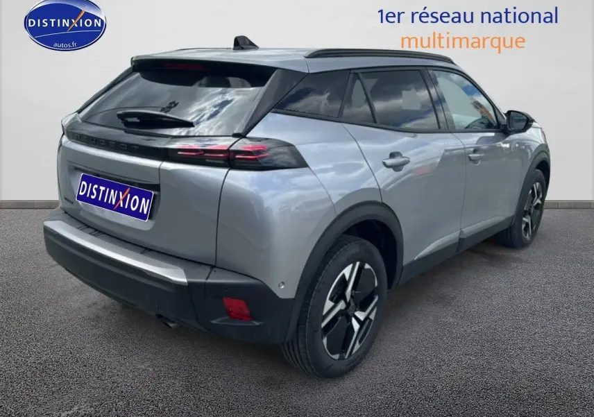 Peugeot 2008 gris artense vue 3/4 arrière droit avec jantes alu et feux arrière LED distinctifs.