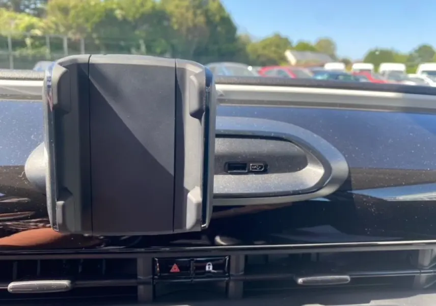 Support smartphone fixé sur la planche de bord noire de la Fiat 500 électrique vue de face en intérieur.