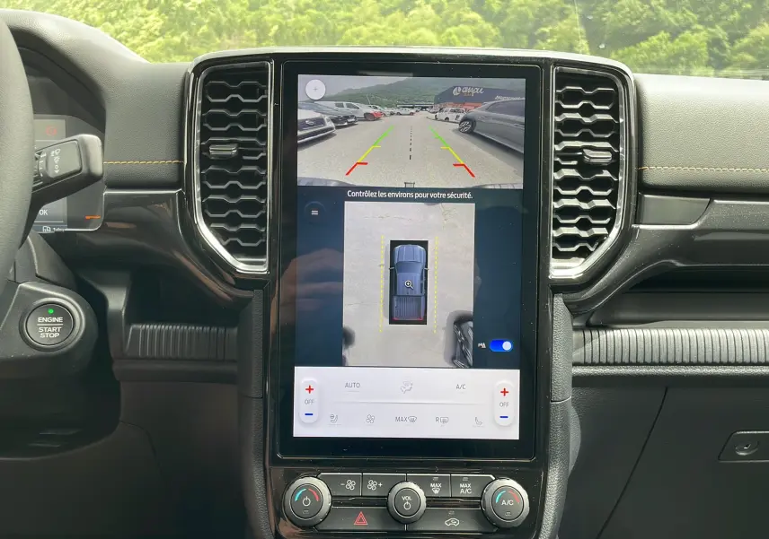 Vue rapprochée de l’écran central tactile du Ford Ranger gris carbone 2026 affichant la caméra 360° et les commandes climatisation.