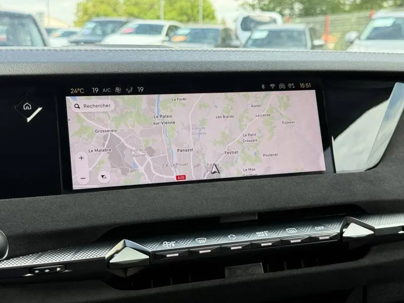 Écran tactile central avec navigation GPS dans l’habitacle du DS4 2024, finition Alcantara noir visible.