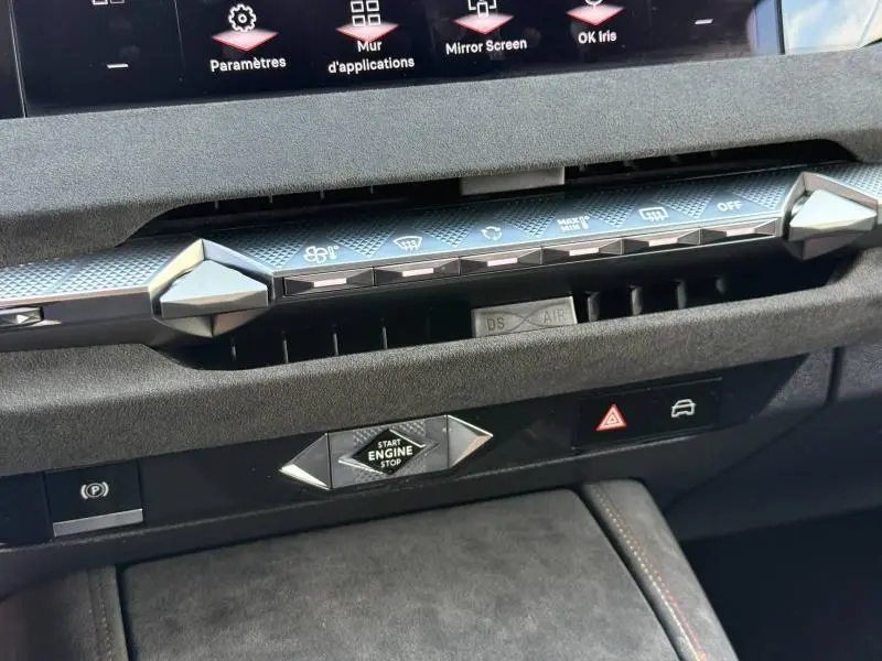Détail de la console centrale intérieure du DS4 2024 gris Platinium, avec commandes climatisation et bouton start/stop.