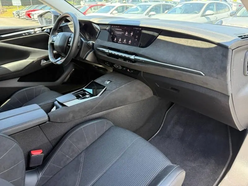 Intérieur avant droit de la DS4 2024 PureTech gris Platinium, avec tableau de bord Alcantara noir et écran tactile central.