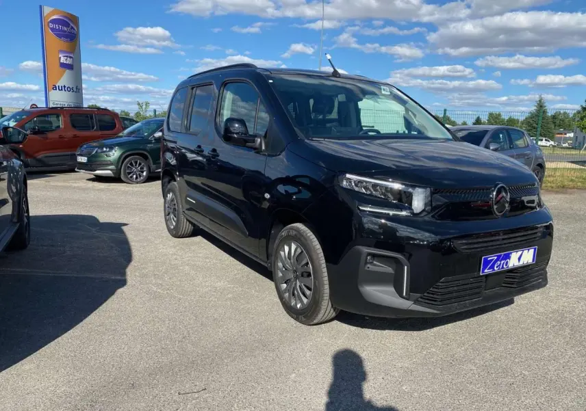 Vue 3/4 avant droite d'un Citroën Berlingo noir 2026 avec calandre moderne et phares LED, stationné en extérieur.