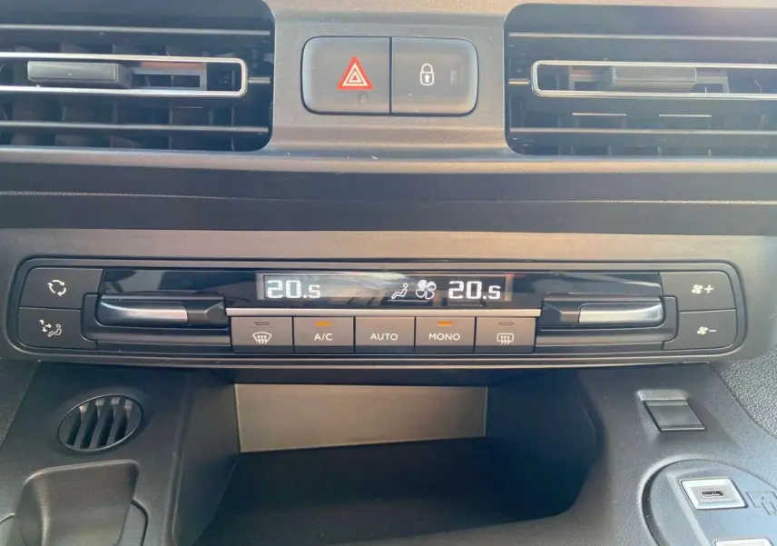 Détail du tableau de bord du Citroën Berlingo 2026 noir, montrant la climatisation automatique bi-zone et les commandes centrales.