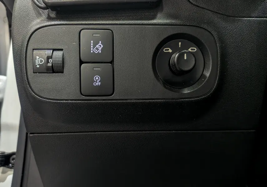 Gros plan sur les commandes noires du tableau de bord côté gauche du Citroën C3 Société blanc Banquise 2019.