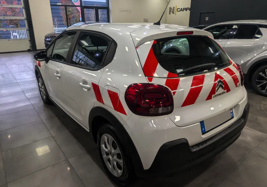 Citroën C3 Société blanc banquise vue 3/4 arrière droit avec bandes rouges de signalisation sur le coffre et ailes.