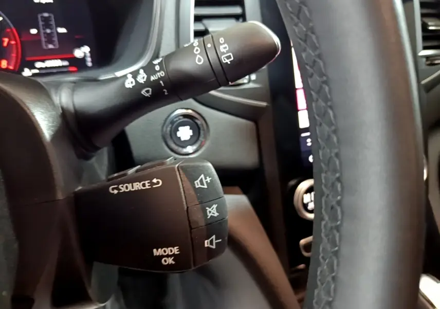 Gros plan sur les commandes au volant et le commodo d’essuie-glace de la Renault Mégane Techno TCe 140 EDC 2023.