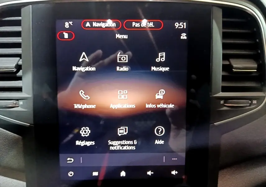 Écran tactile central de la Renault Mégane Techno TCe 140 blanc, affichant le menu principal multimédia.