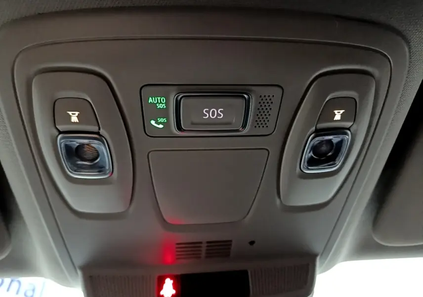 Vue intérieure du plafonnier gris avec bouton SOS central et commandes d’éclairage de lecture dans une Renault Mégane blanche.