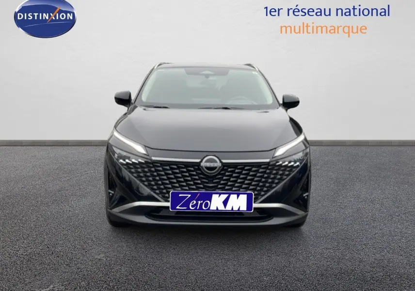 Vue avant d'un Nissan Qashqai noir perle métal avec calandre distinctive et phares LED allumés.