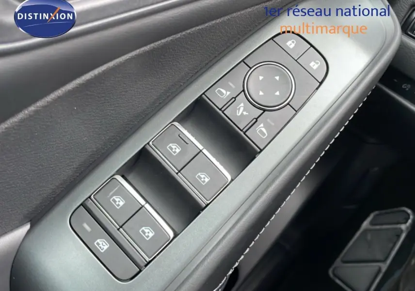 Gros plan sur les commandes des vitres et rétroviseurs côté gauche du Nissan Qashqai noir perle métal 2025.