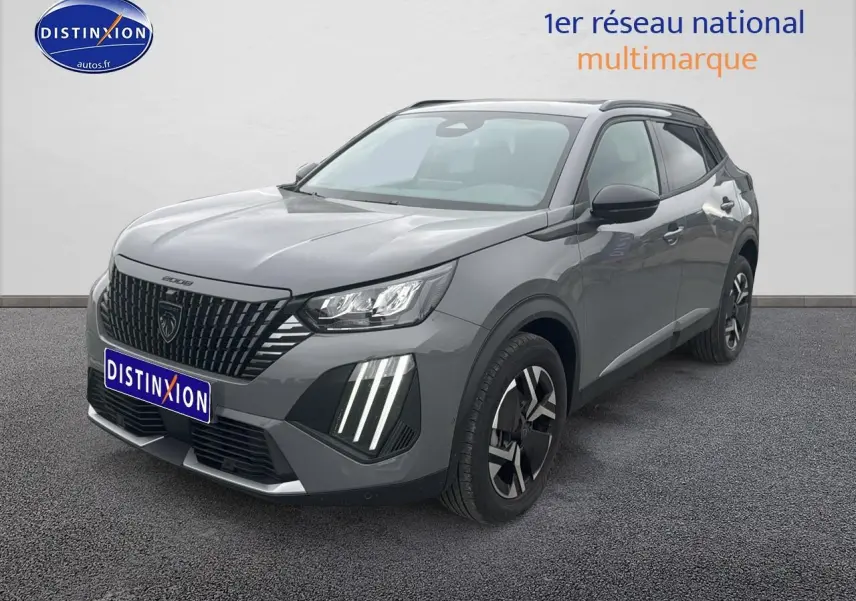 Peugeot 2008 gris sellenium en 3/4 avant droit, avec phares LED et jantes alliage distinctives.