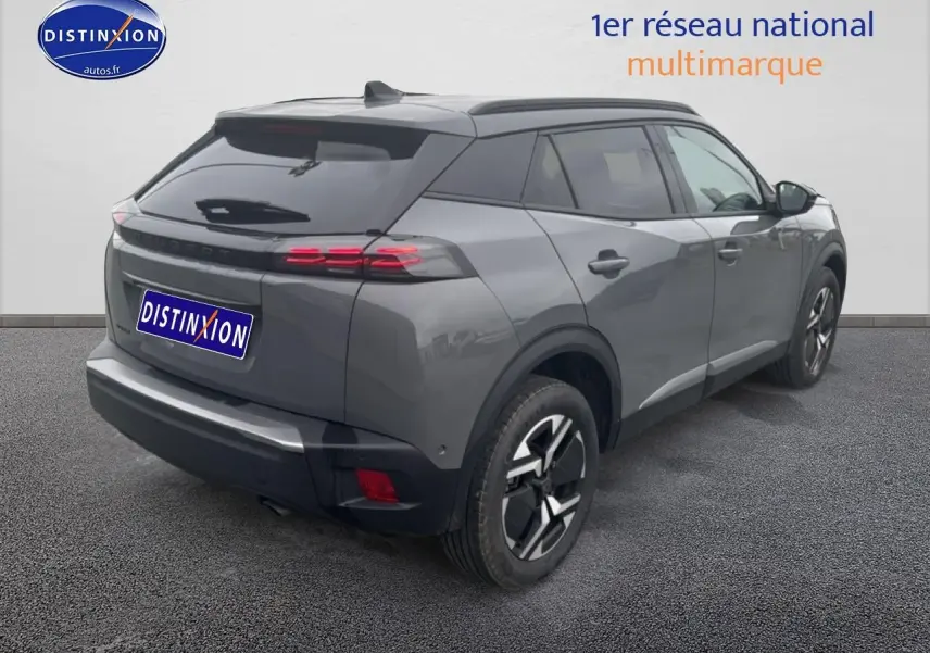 Vue 3/4 arrière droite d'un Peugeot 2008 gris sélénite avec feux arrière LED et jantes alliage.