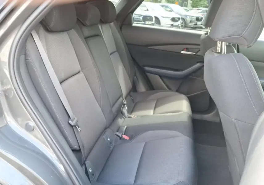 Vue intérieure côté gauche montrant la banquette arrière grise du Mazda CX-30 2020 avec ceintures et appuie-têtes visibles.