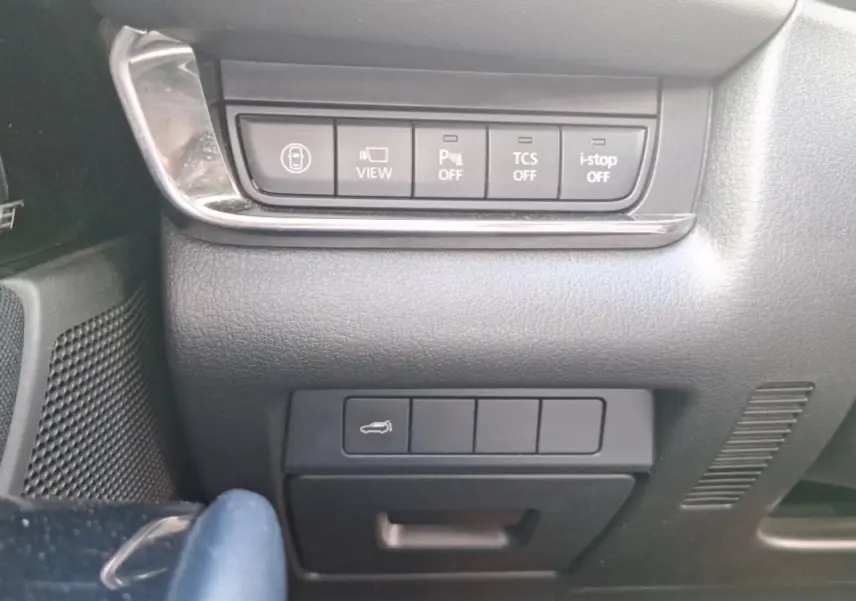 Vue rapprochée des commandes noires sur tableau de bord gris foncé du Mazda CX-30 2020, côté conducteur.