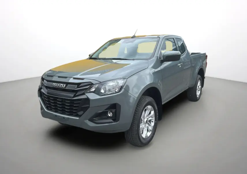 Vue 3/4 avant d'un Isuzu D-MAX 2026 vert Inishmore metallic avec calandre noire et jantes alu 18 pouces.