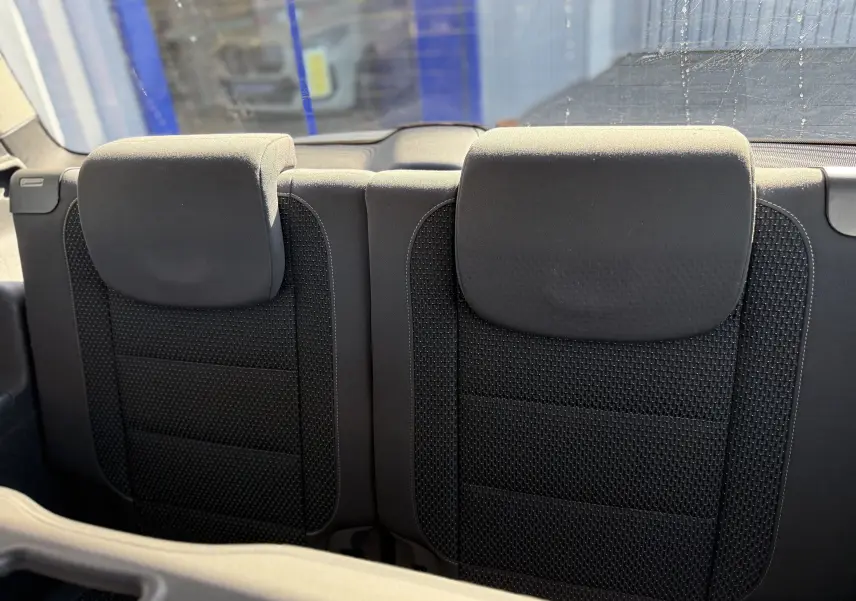 Vue intérieure rapprochée des sièges arrière en tissu noir du Volkswagen Touran 1.4 TSI 7 places, année 2012.