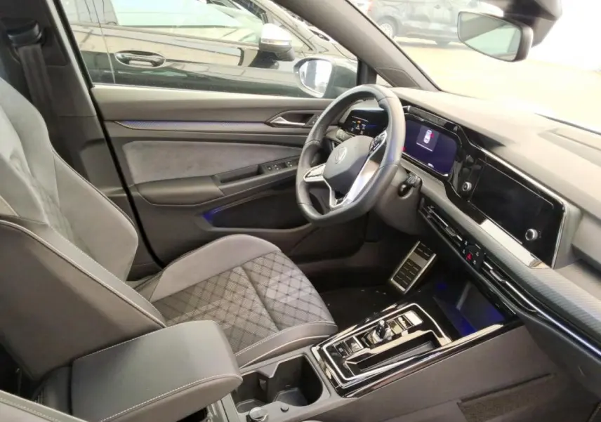 Intérieur avant côté conducteur de Volkswagen Golf gris Urano, avec tableau de bord digital et sellerie tissu ArtVelours.