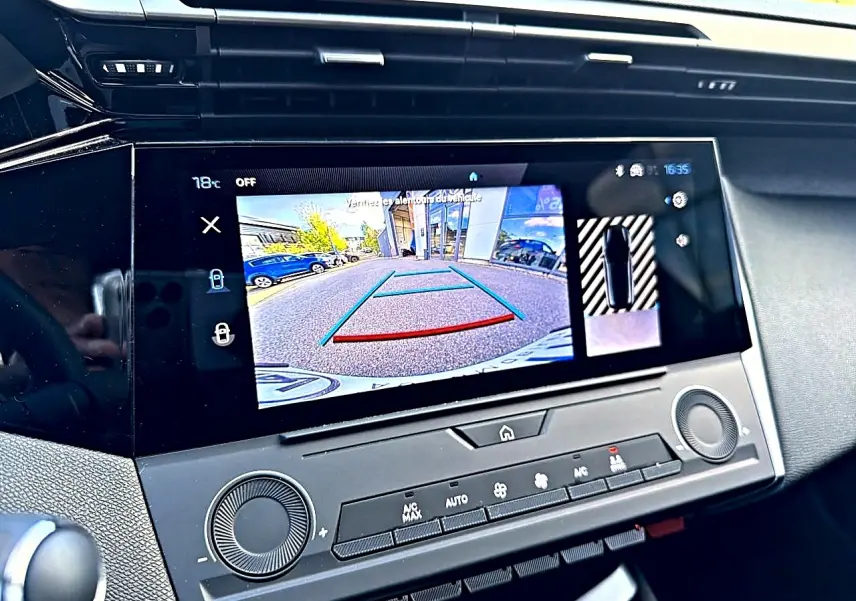 Vue rapprochée de l'écran tactile intérieur affichant la caméra de recul du Peugeot 308 gris selenium, version 2025.