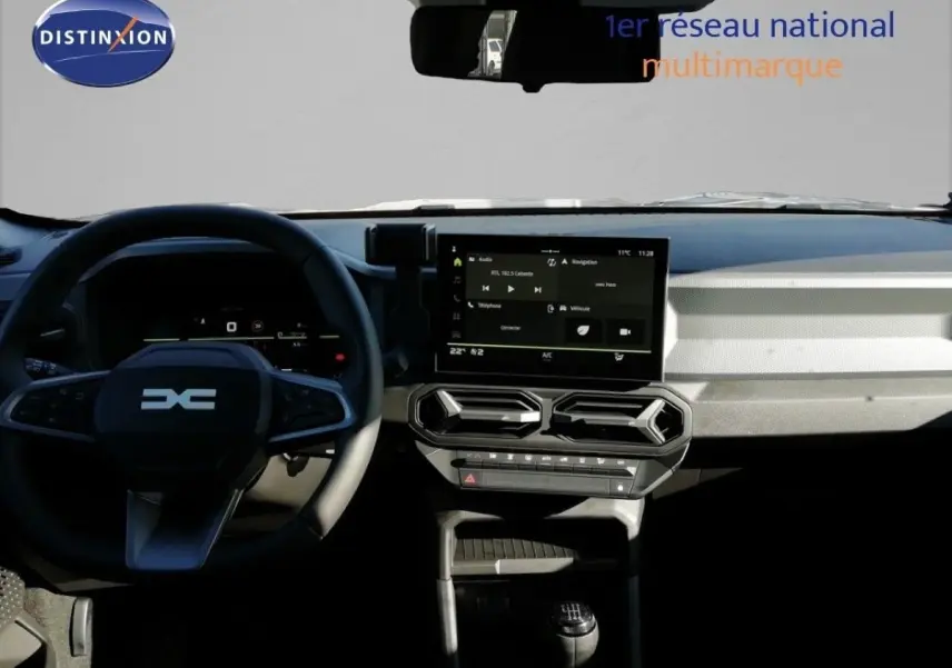 Vue intérieure du tableau de bord du Dacia Duster 2026 gris schiste, avec écran tactile et volant multifonction.