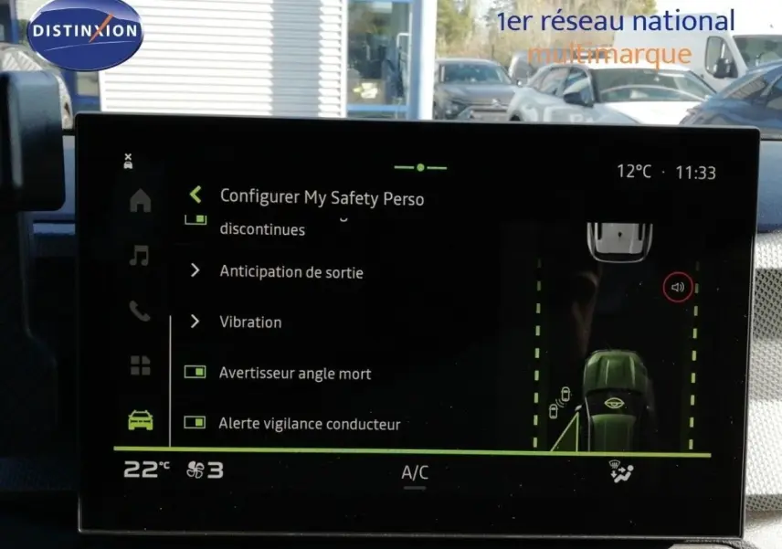 Écran tactile intérieur du Dacia Duster gris schiste métal montrant les options de sécurité et assistance à la conduite.