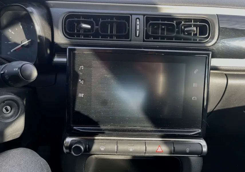 Tableau de bord de Citroën C3 2019 vue de face, écran tactile noir avec commandes de climatisation et ventilation.