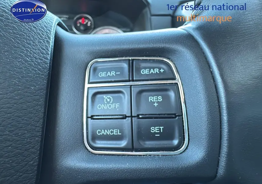 Gros plan sur les commandes de régulateur de vitesse du volant noir du Dodge RAM 5.7 V8 Crew Sport 2020.