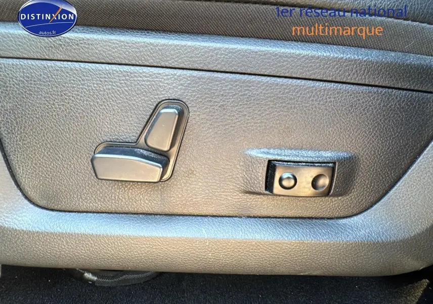 Détail des commandes électriques de réglage de siège sur le côté gauche intérieur du Dodge RAM 5.7 V8 noir 2020.