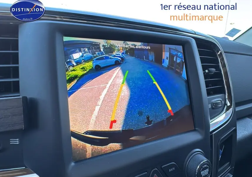 Écran intérieur montrant la caméra de recul du Dodge RAM 5.7 V8 noir, vue arrière avec lignes d’aide au stationnement.