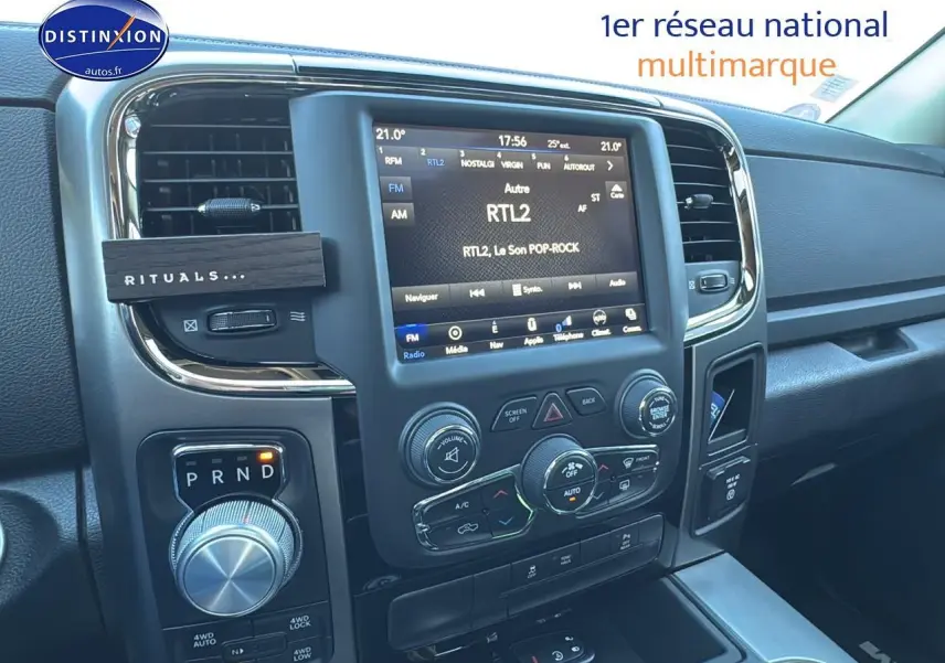 Vue intérieure du tableau de bord du Dodge RAM 5.7 V8 2020, avec écran tactile et commande rotative de boîte auto.