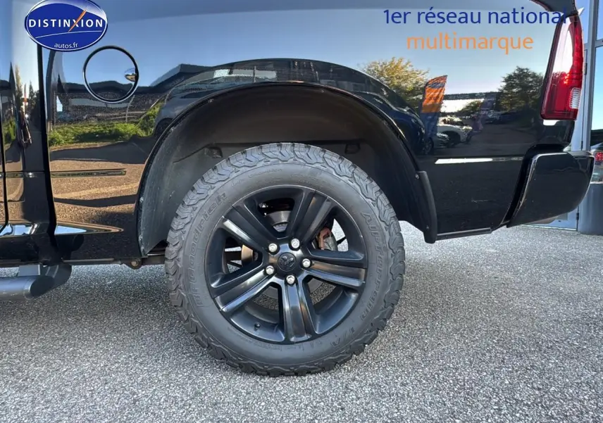 Gros plan sur la roue arrière droite noire du Dodge RAM 5.7 V8 Crew Sport 2020 avec jante noire mate et carrosserie noire brillante.