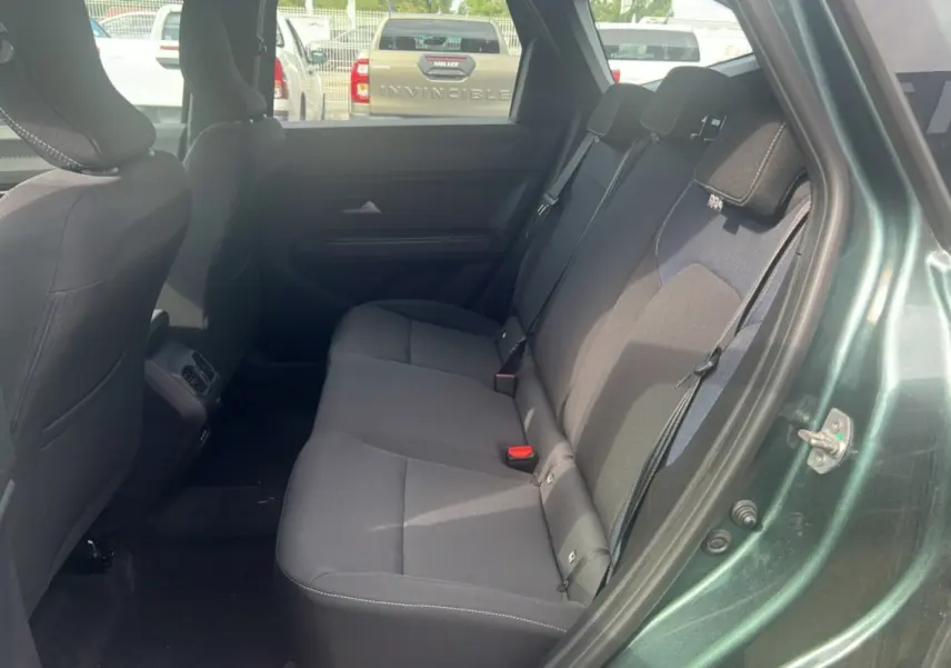 Vue côté droit de la banquette arrière en tissu gris du Dacia Bigster vert cèdre avec porte ouverte.