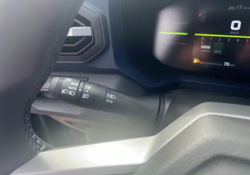 Gros plan sur la commande des feux et clignotants à gauche du volant dans le tableau de bord du Dacia Bigster 2025.