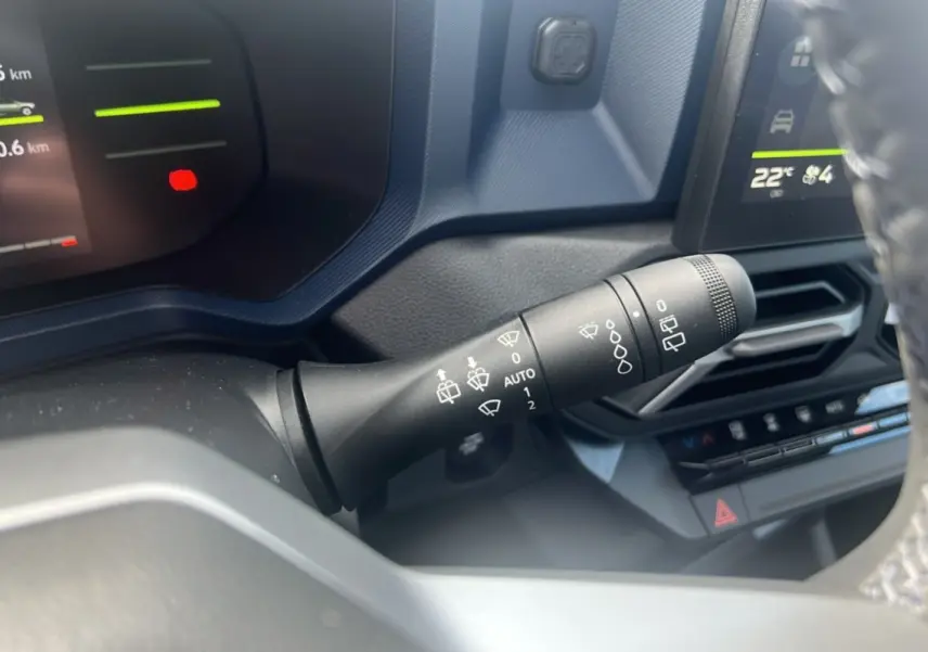 Gros plan sur la commande des essuie-glaces à gauche du volant dans l'habitacle du Dacia Bigster 2025.
