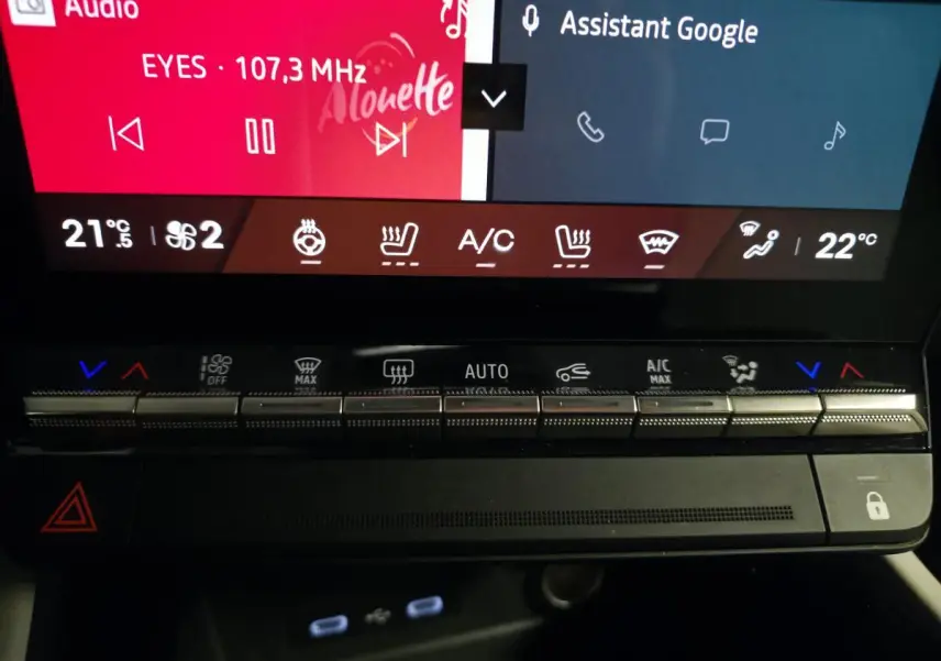 Détail de la console centrale du Renault Espace 2025, montrant les commandes climatisation et écran tactile avec assistant Google.