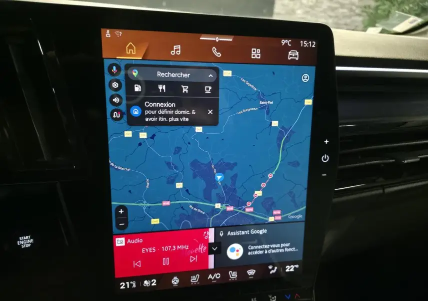 Écran tactile central du tableau de bord du Renault Espace 2025 affichant la navigation et les commandes multimédias.
