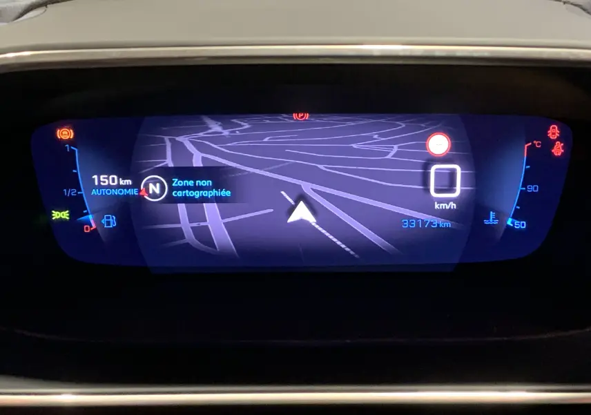 Affichage numérique du tableau de bord de la Peugeot 208 PureTech 100 Allure Business, montrant le GPS avec zone non cartographiée.