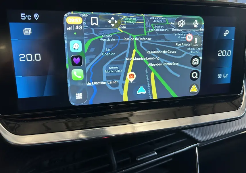 Écran tactile central du tableau de bord de la Peugeot 208 gris 2021 affichant la navigation GPS et la température à 20°C.