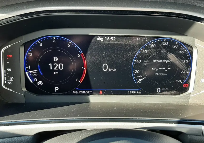 Tableau de bord numérique du Volkswagen T-Roc 1.5 TSI 2022, affichage vitesse et compte-tours en bleu et rouge.