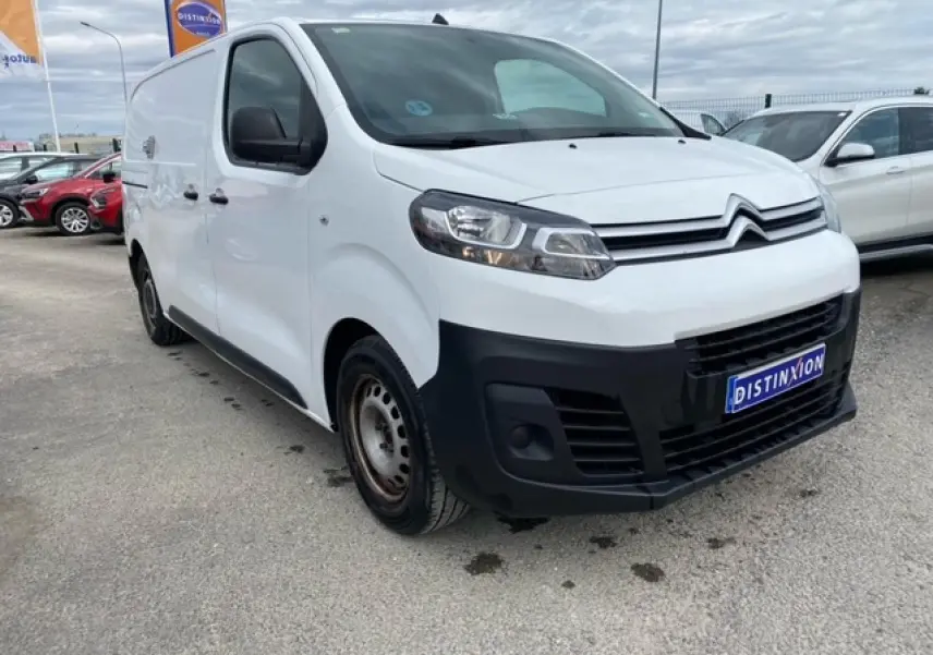 Fourgon Citroën Jumpy blanc vu en 3/4 avant droit, avec pare-chocs noir et jantes acier visibles.